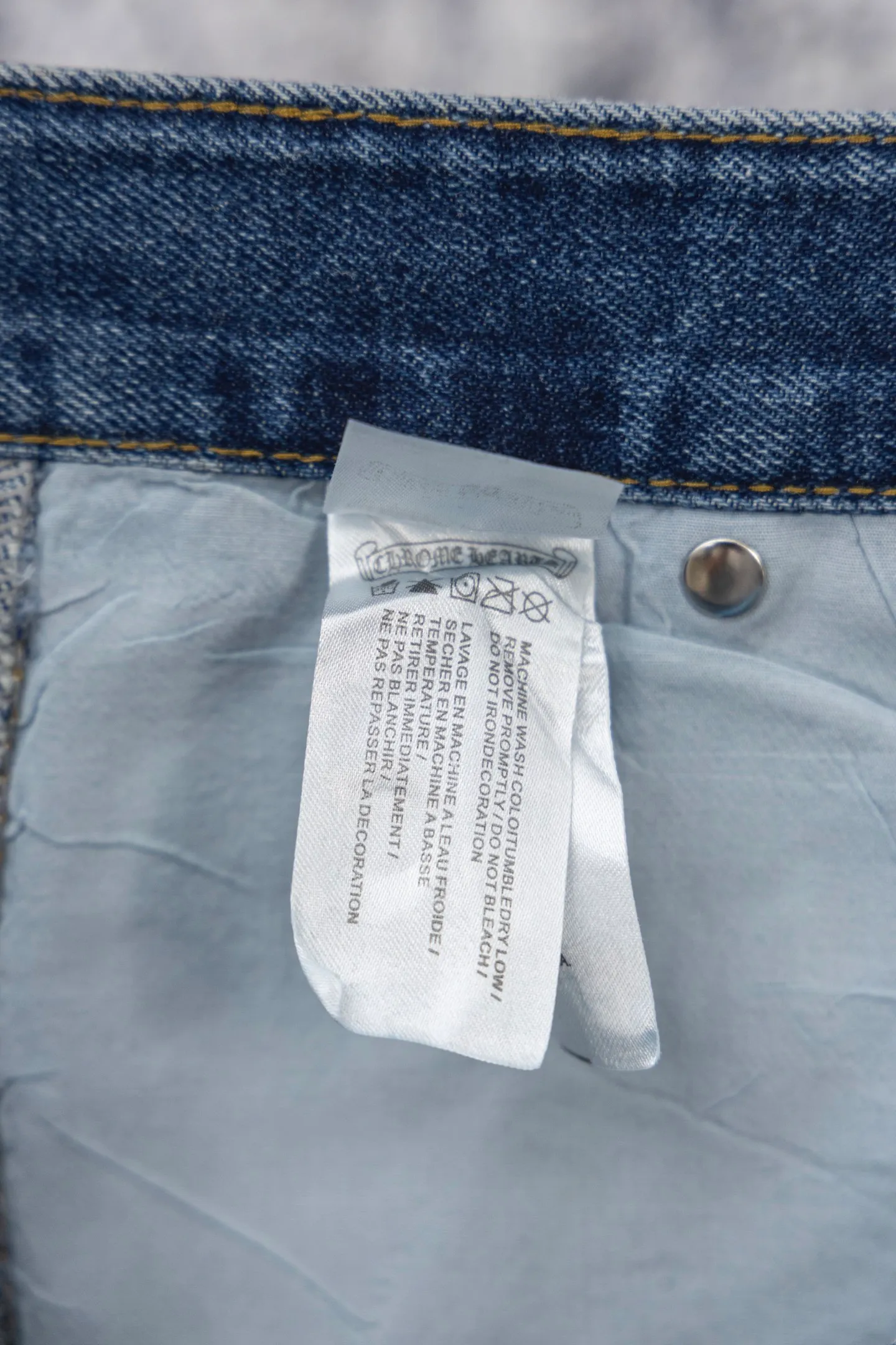 P270 CH Chromehearts Prince's same style white cross patchwork leather work jeans and logging pants. The counter price is 34W level. It is decorated with patchwork cross flowers and washed jeans! ! An absolutely high-end luxury product, a 1.9W-level god-level single product, a super popular product, made by top heavy industry, a magic weapon that cannot be missed! [About Zangyin] This is an extremely luxurious fashion brand that can also be called the aristocracy of the high street. It has always been an exclusive brand for some hipsters or rich second generations. Compared with ordinary high streets, it is more luxurious and noble. Compared with luxury brands, it is more fashionable and individual. It has always been a brand that I have a special liking for. [Top heavy industry fashion design] Consistently high-street luxury style. Speaking of this style, the Zangyin family and GU family are definitely the leading representative brands. Especially the Zangyin family has really achieved a state-of-the-art effect in creating high-street style. The unique washed material is used to create this style. The color system is already quite eye-catching. After it is decorated with patchwork cross flowers, it cleverly highlights the charm of the brand. Secondly, this style uses classic The high-waist cutting design highlights the long legs and fashionable temperament of the upper body. The brand is highly recognizable and the slim fit configuration is more suitable for daily wear. It is a product that interprets personality, fashion, and specifications at a glance. This single product is enough to make any fan excited. It can be a white T-shirt for a youthful college style, or a tight suspender for a royal style. It has strong matching ability and can be easily controlled by men.  [Materials and craftsmanship] Needless to say, this point goes without saying. As an excellent craftsman brand, Zangyin’s requirements for details and craftsmanship are really perfect. The washed color of this model has gone through so many processes, not to mention the embellishment of denim appliques. It is also purely hand-made and sewn. Just like what they believe in, only hand-made things have soul and have the meaning of wear. A top-notch heavy-duty fashionable denim item, I look forward to your perfect interpretation! !  Color: blue Size: 28-36